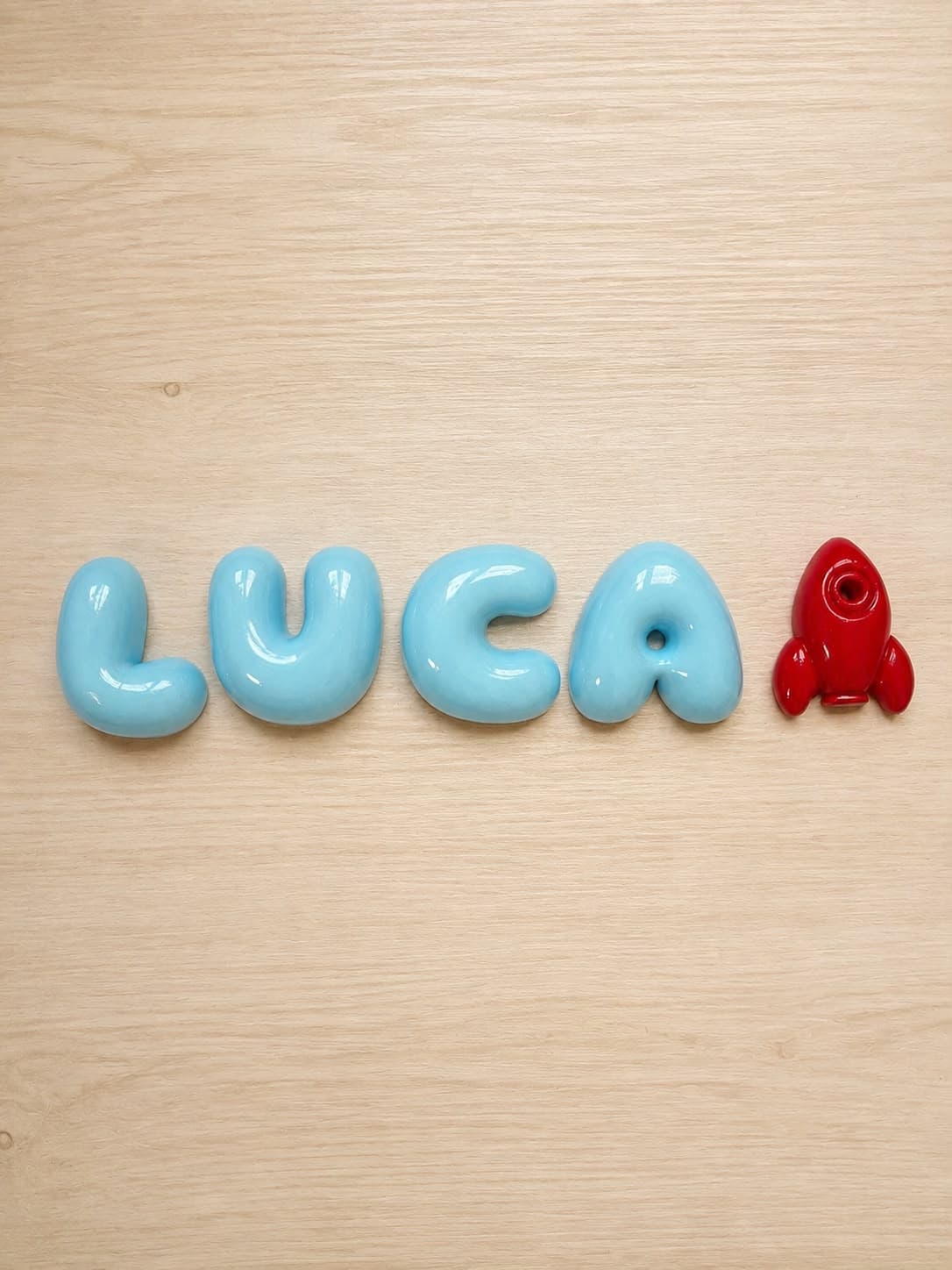 Nombre LUCA en letras 3D de colores con un cohete, regalo personalizado en la habitación de un niño