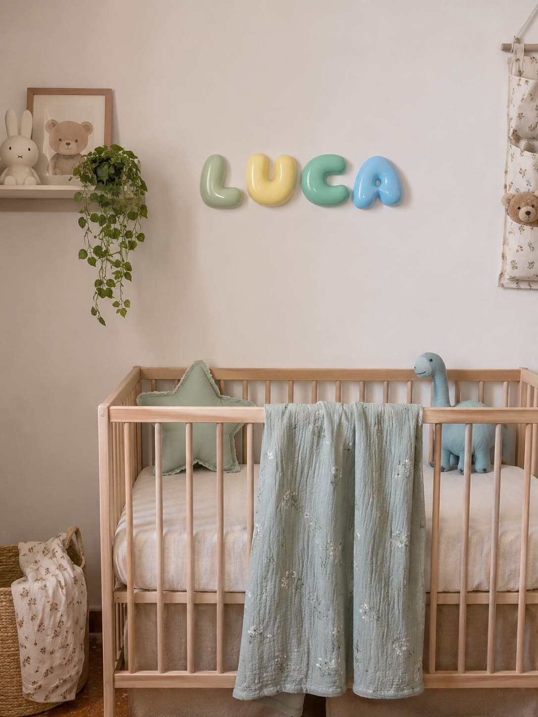 Nombre LUCA en letras 3D de colores pastel colocado sobre la cuna en la habitación del bebé