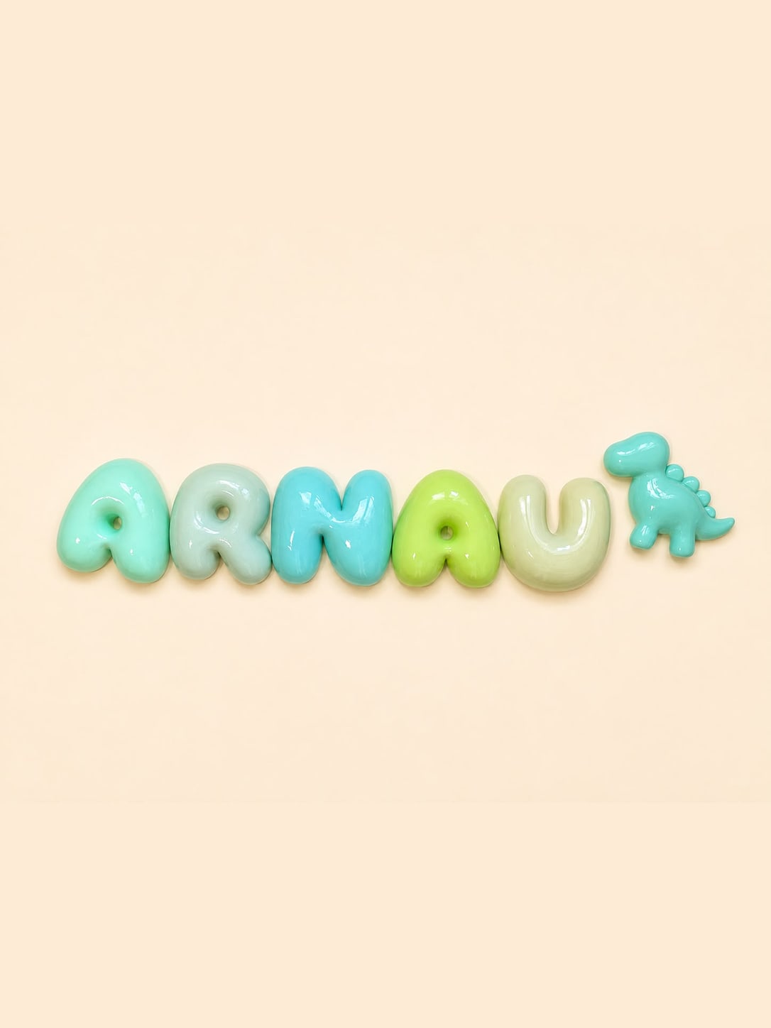 Nombre Arnau en letras bubble verde pastel, verde bebé, menta, verde lima y lima suave con un dinosaurio menta
