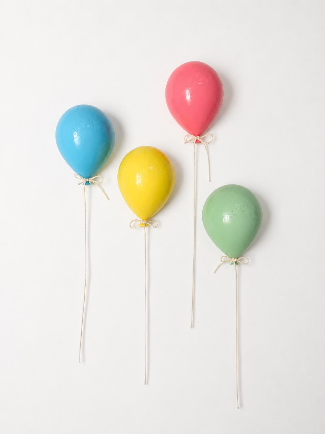 Cuatro globos decorativos de pared en azul cielo, girasol, rosa y verde bebé con cuerdas y lazos