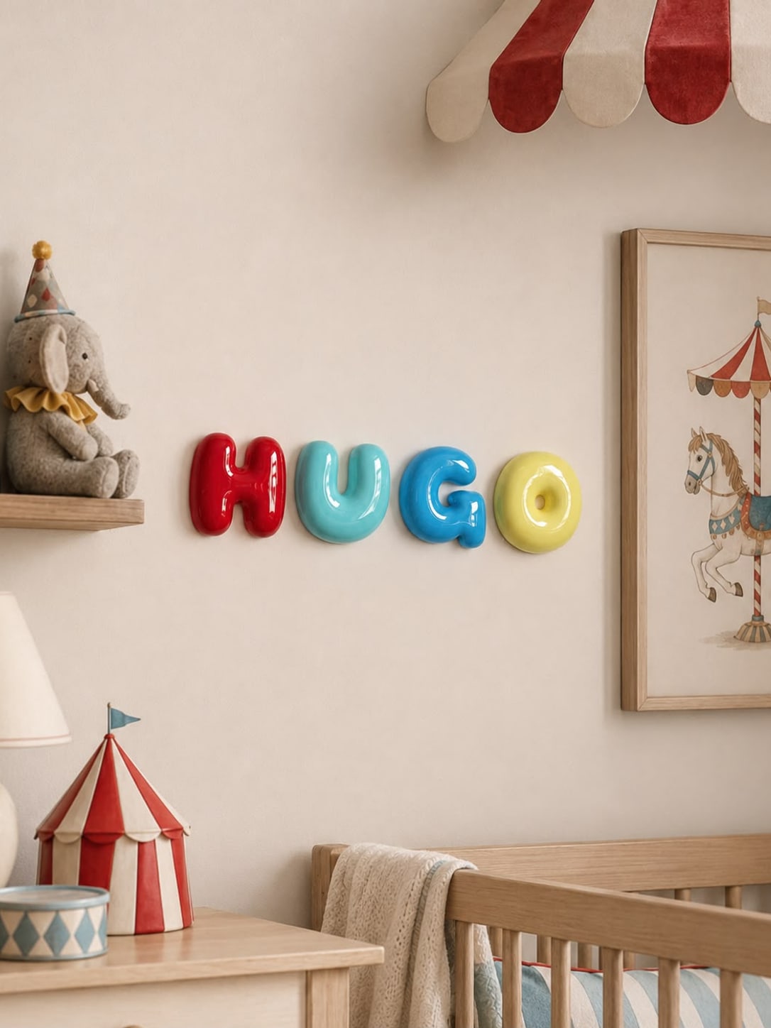 Nombre Hugo en letras bubble granate, menta, aguamarina y girasol en la pared de una habitación de circo