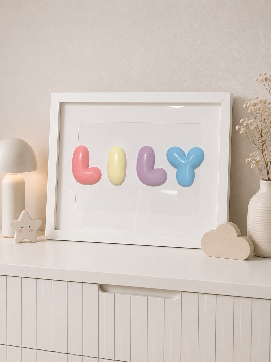 Nombre Lily en letras bubble rosa, amarillo, lavanda y azul enmarcado en blanco
