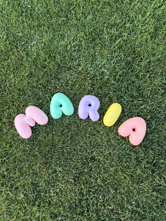 Letras bubble pastel del nombre María recién pintadas