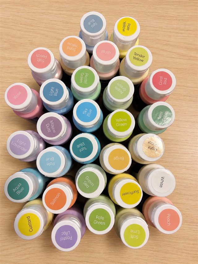 Los botes de pintura pastel del kit de Bloom Studio