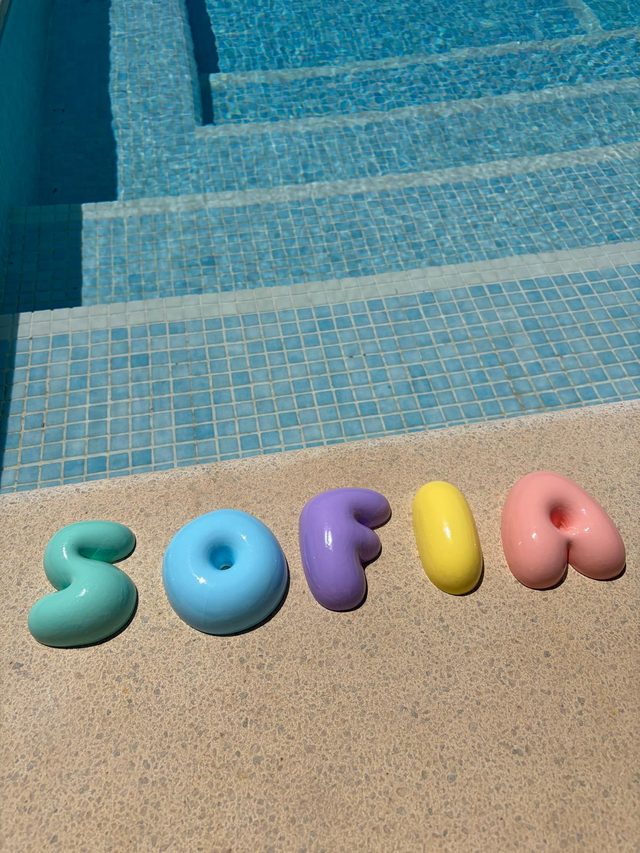 Nombre Sofía en letras 3D pastel al borde de una piscina