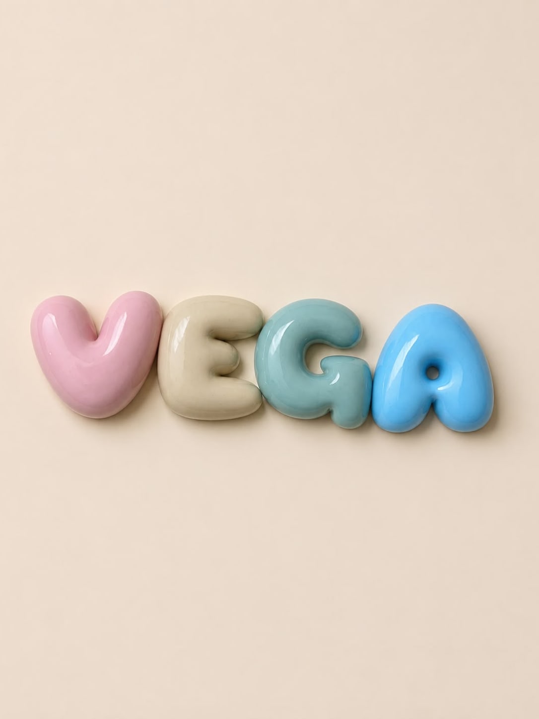 Nombre Vega en letras bubble melocotón suave, albaricoque claro, verde mar y azul pálido