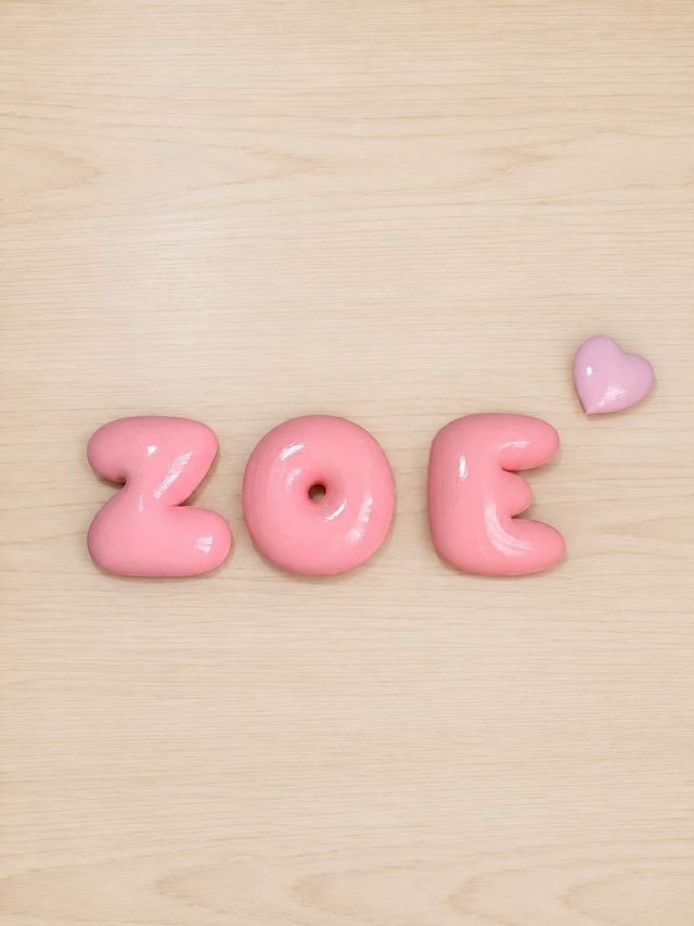 Nombre Zoe en letras bubble rosa coral con un corazón, recién salidas del taller